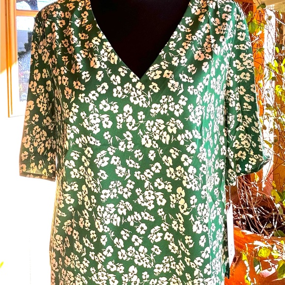Green Plus Floral Short Sleeve Top NWT - Picture 9 of 11